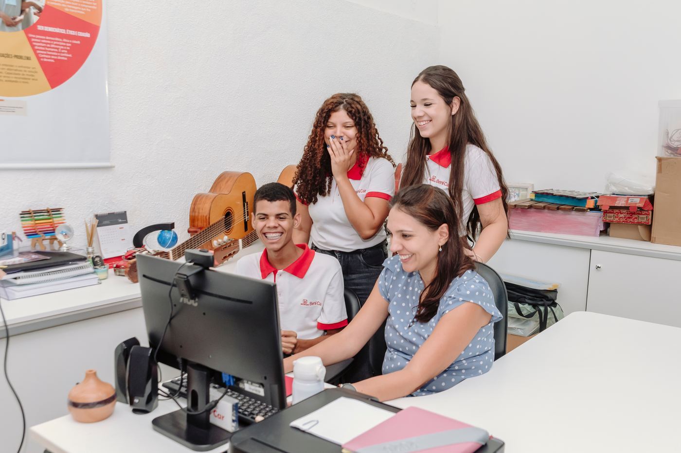 Alunos atendendo uma visitante em uma mesa com impressora
