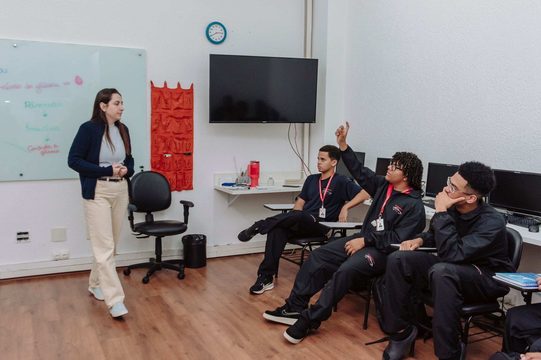 Educadora conduzindo aula para alunos do curso profissionalizante da Associação Beni Car