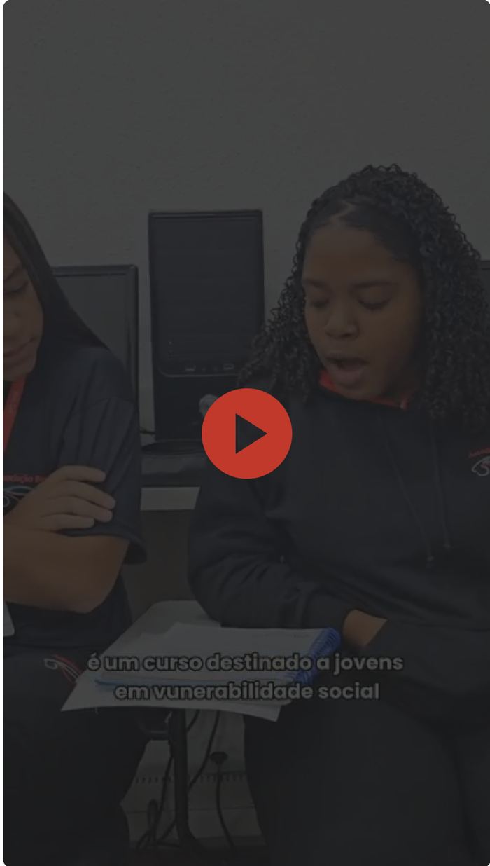 Aluna relatando sua experiência no curso, em vídeo