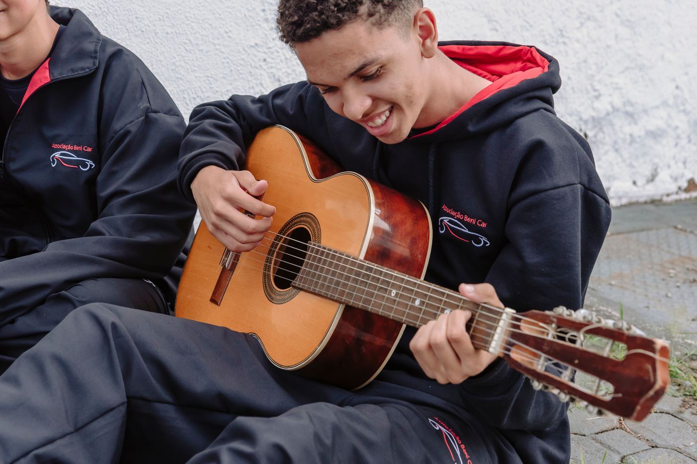 Aluno da Associação Beni Car tocando violão